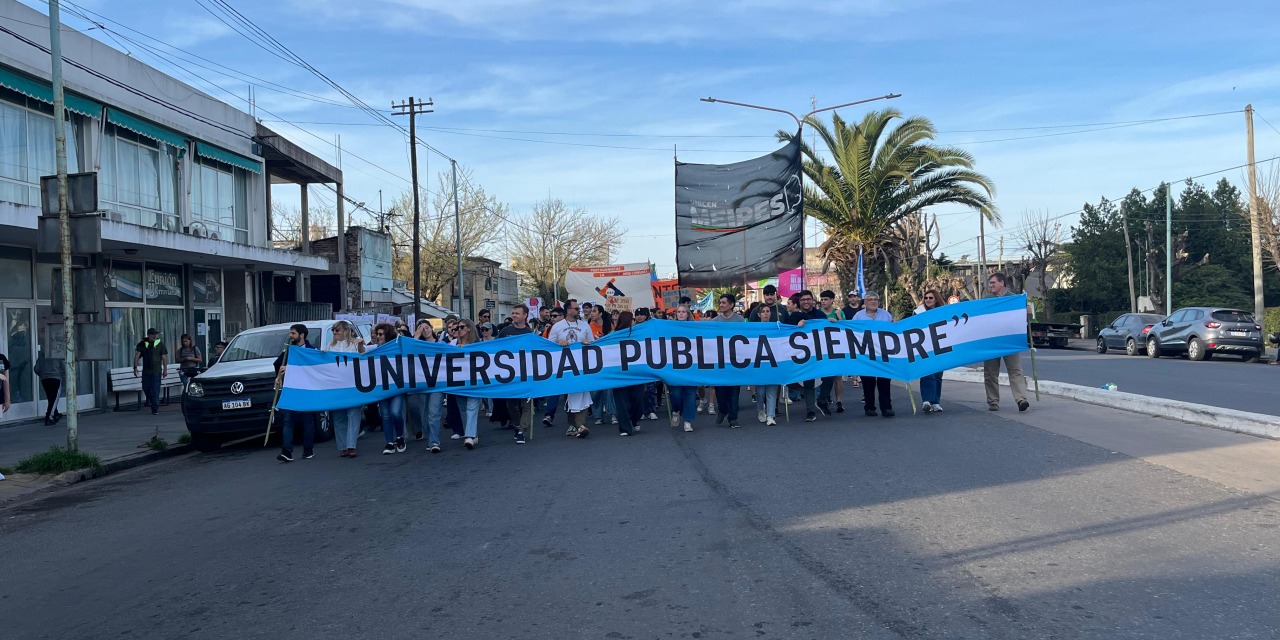 Masiva marcha a favor de las leyes de financiamiento universitario y la Emergencia peditrica